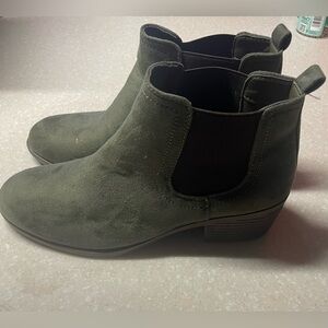 Size 11 olive green chelsea boots